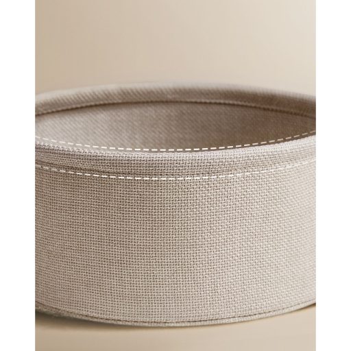 VASAGLE Kis Kerek Dohányzóasztal, Oldalasztal Szövet Kosárral és Hálózati Csatlakozóval,