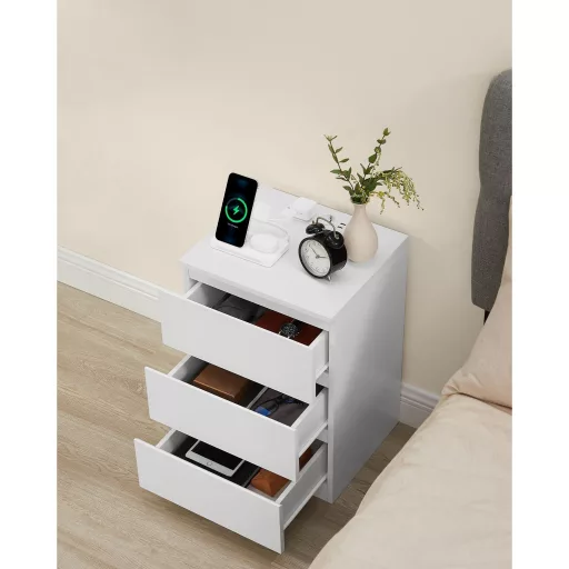 Éjjeliszekrény, 3 fiókkal, 2 beépített csatlakozóval, 2 USB porttal