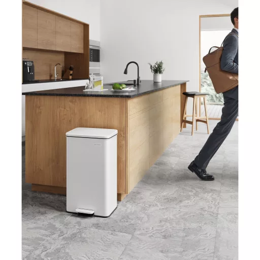 SONGMICS LTB540W4002 40 literes acél pedálos szemetes fedéllel és 15 zsákkal, fehér