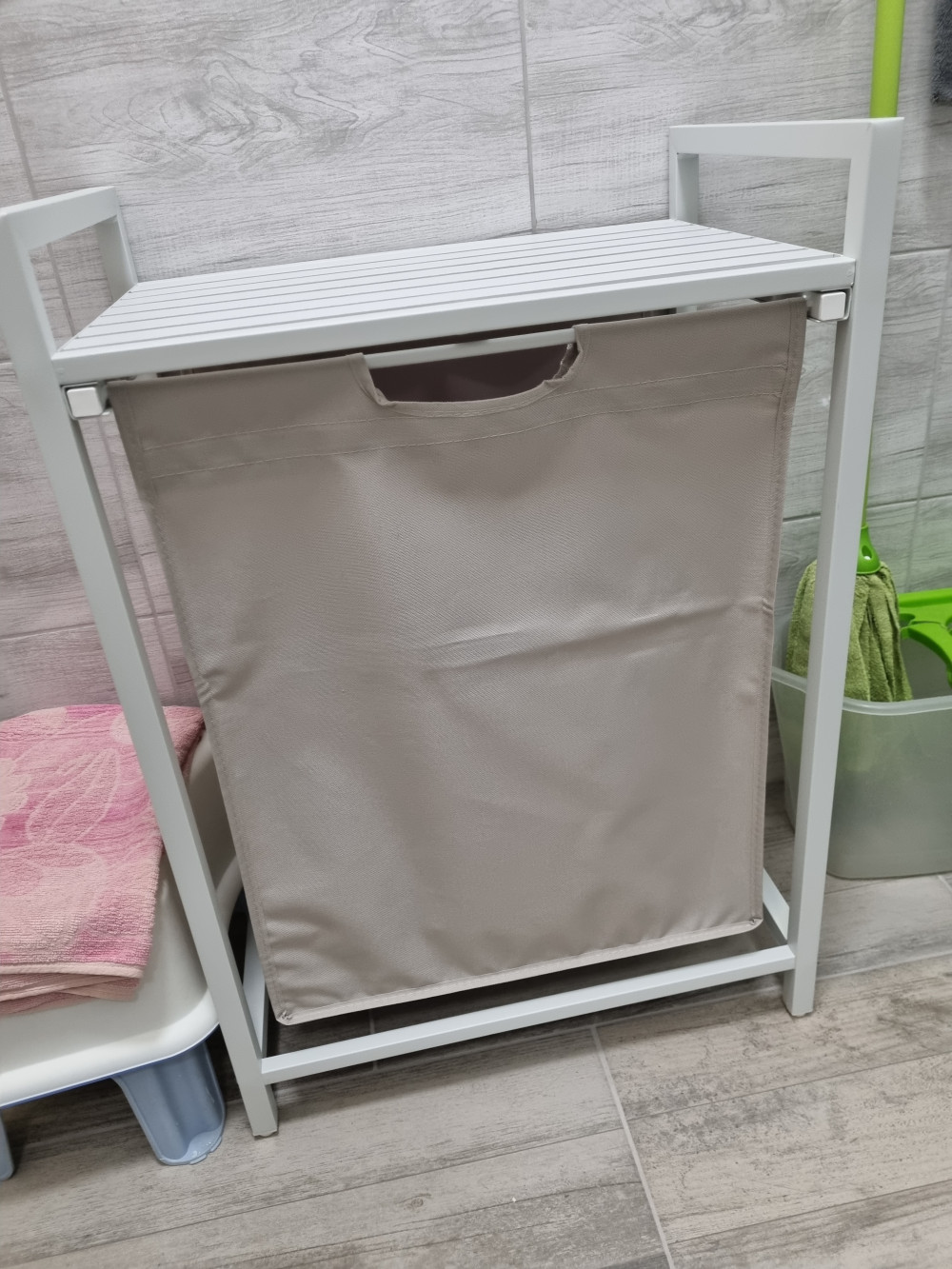 Szennyestartó, kihúzható és levehető ruhatartó zsákkal, fehér