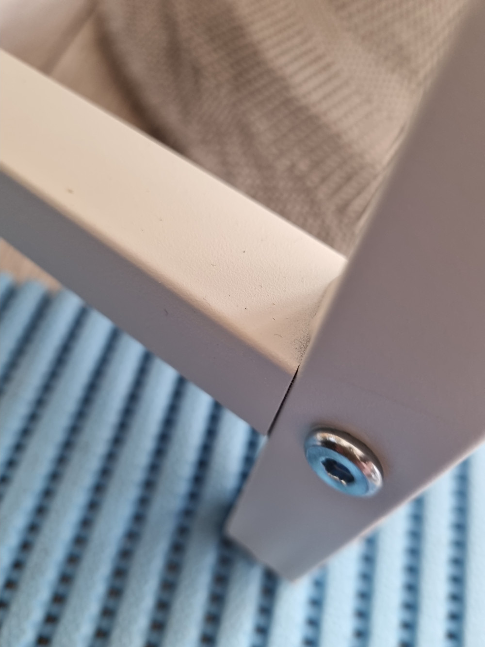 Szennyestartó, kihúzható és levehető ruhatartó zsákkal, fehér