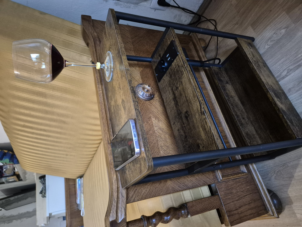 Keskeny lerakóasztal, éjjeli szekrény, 3 szintes, beépített elosztóval, rusztikus barna